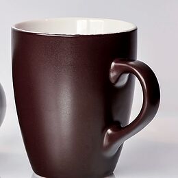 Mug in ceramica bordeaux dal profilo svasato, con interno bianco e manico ad ansa, su fondo bianco da studio.