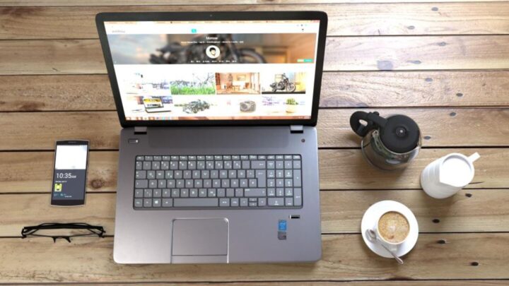 Computer portatile su una scrivania con la pagina di un negozio online
