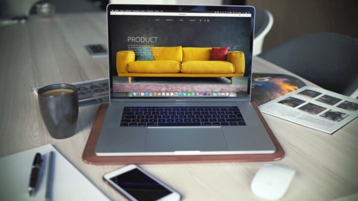 Scrivania con computer portatile e scheda prodotto a schermo